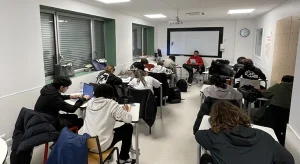 Élèves de l'école A en dictée collective
