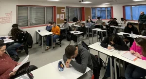 Élèves de l'école A en dictée collective