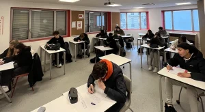 Élèves de l'école A en dictée collective