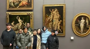 Élèves de l'école A face à des tableaux du Louvre